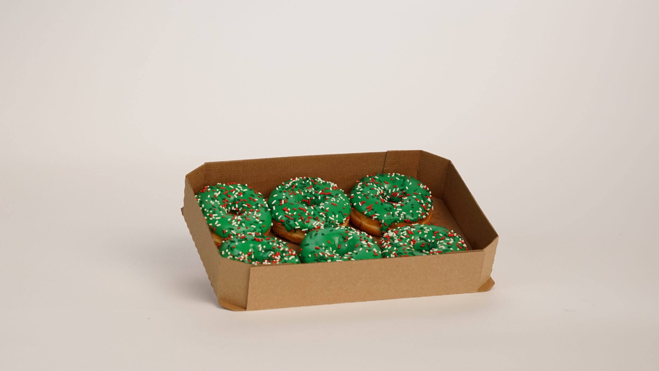 Tray of GREEN ICED RING W DECOS 2.8 OZ