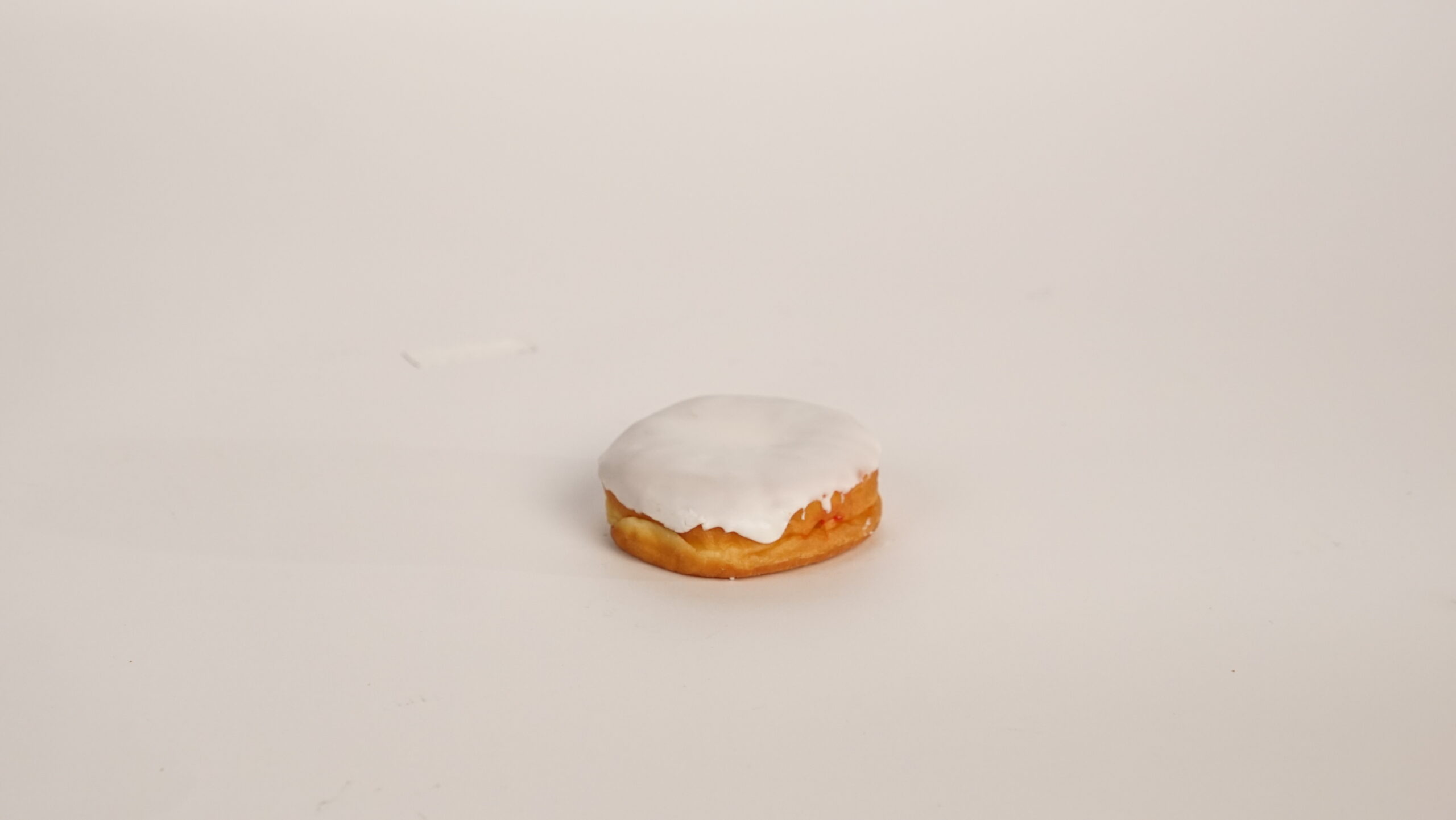 VANILLA ICED RASPBERRY FILLED BISMARCK 4.0 OZ