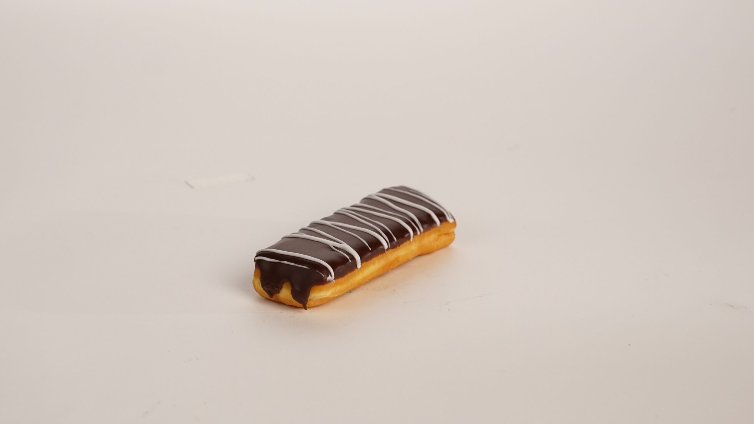 CHOCOLATE ICED BUTTER CRÈME FILLED LONG JOHN 5.2 OZ