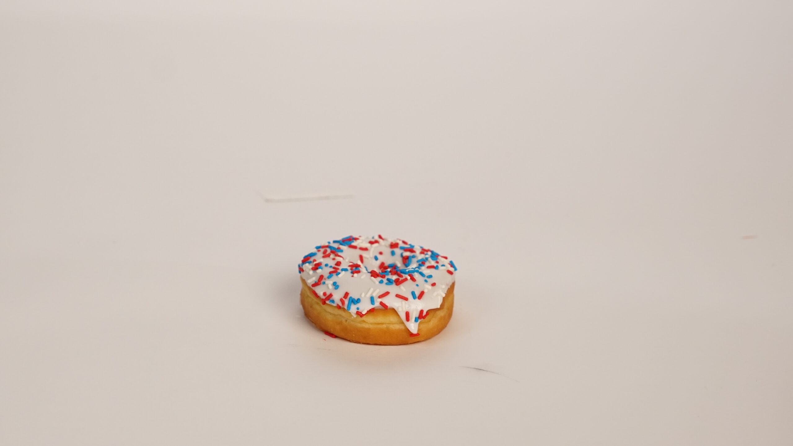 WHITE ICED RING WITH USA DECOS 2.8 oz