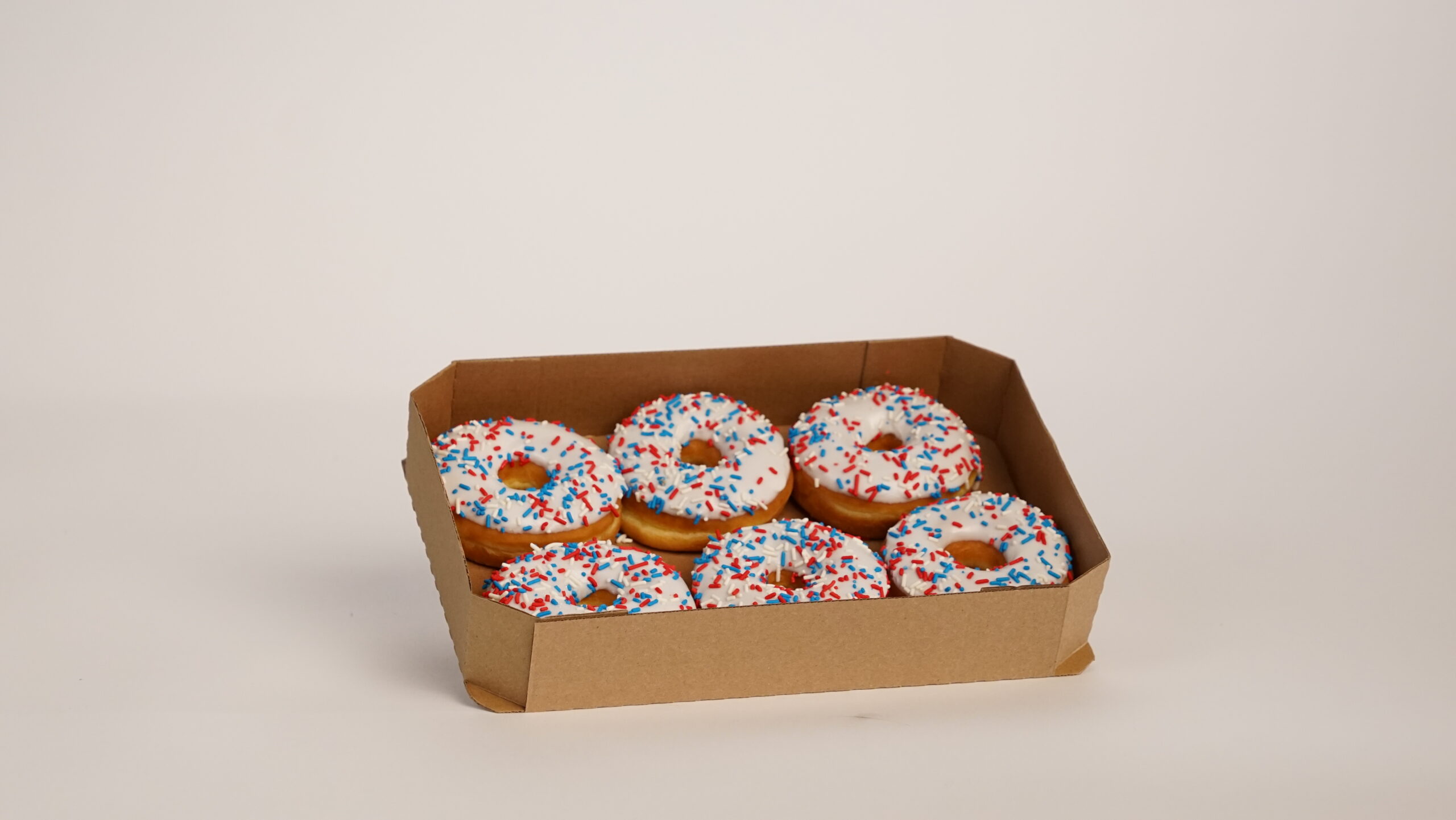Tray of WHITE ICED RING WITH USA DECOS 2.8 oz